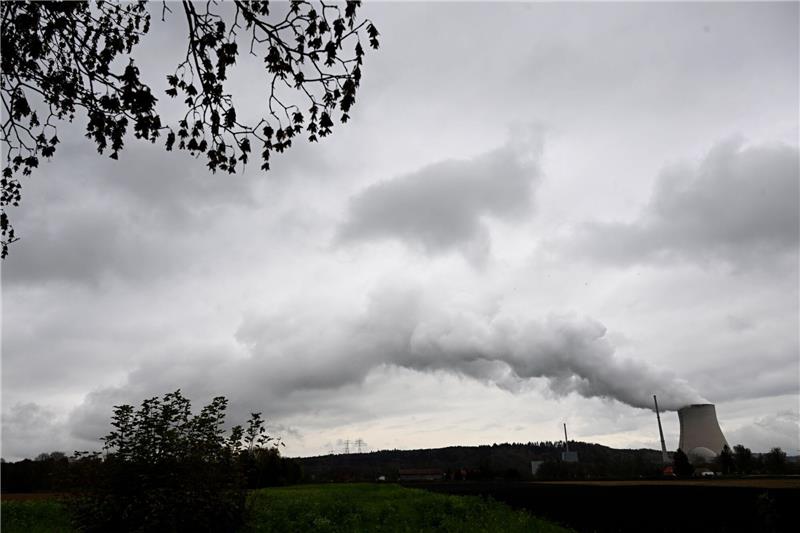 Bundestag beschließt Weiterbetrieb von drei Atomkraftwerken Der Kühlturm des Atomkraftwerks Isar 2 im Landkreis Landshut.
