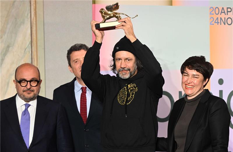 Biennale in Venedig ehrt indigene Künstler Der Künstler Archie Moore (m.) wurde mit dem Goldenen Löwen geehrt.