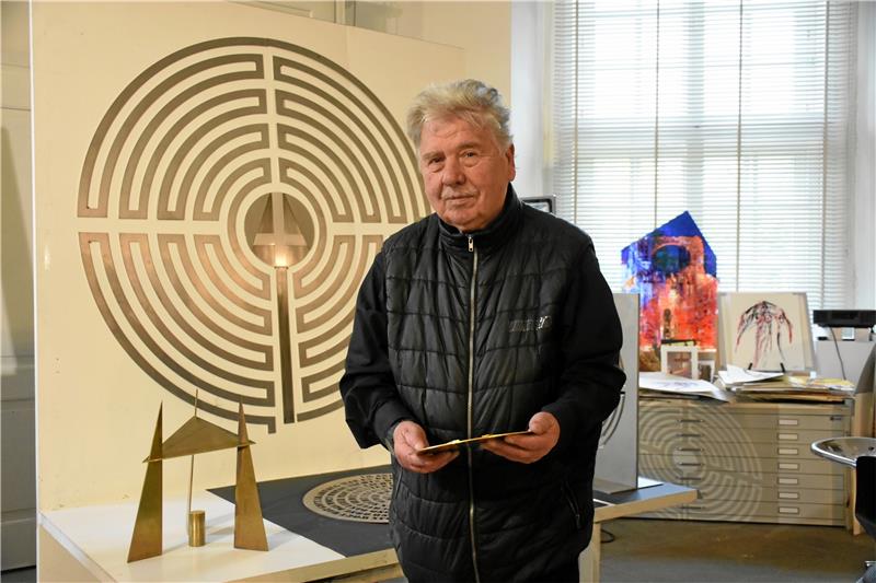 Der Künstler Gerd Winner in seinem Reich, umgeben von einigen Arbeiten im Liebenburger Atelier.  Foto: Kempfer