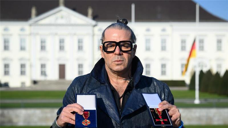 Engagierte des NS-Gedenkens geben Orden aus Protest zurück Der Künstler Luigi Toscano hat seine Verdienstmedaille sowie das Bundesverdienstkreuz des Holocaust-Überlebenden Albrecht Weinberg aus Protest Bundespräsident Frank-Walter Steinmeier zurückgegeben.