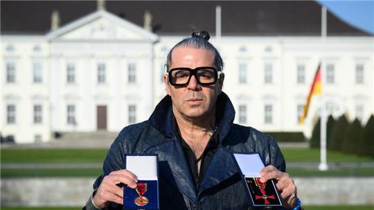 Der Künstler Luigi Toscano hat seine Verdienstmedaille sowie das Bundesverdienstkreuz des Holocaust-Überlebenden Albrecht Weinberg aus Protest Bundespräsident Frank-Walter Steinmeier zurückgegeben. 