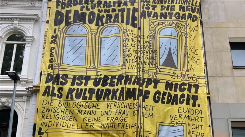 Streit um Buchpreis – Neue Fassade mit Zitaten von Weimer Der Künstler Sönke Lühring gestaltete die Fassade.