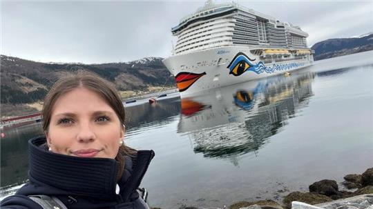 Der Küstenort Nordfjordeid in Norwegen eignet sich hervorragend für ein Selfie mit der Aida Nova.