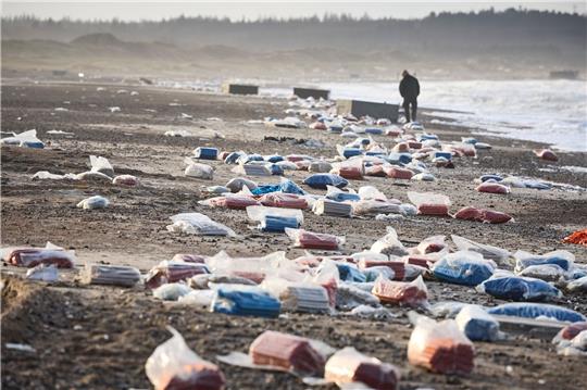 Der Küstenstreifen zwischen Tranum und Slette Strand in Dänemark ist gesäumt von gestrandeten Containern.