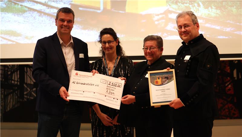 Harzer Kulturpreis für Schroederstollen Der Kulturpreis des Regionalverbandes Harz 2024 geht an die „Arbeitsgemeinschaft Schroederstollen“. Landrat Dr. Alexander Saipa (l.) überreichte den Preis stellvertretend an Astrid und Stefan Dützer (r.).