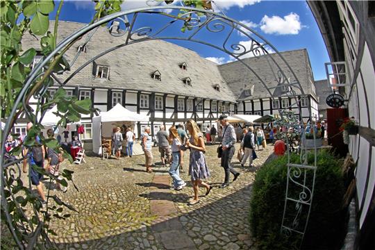 Der Kunsthandwerkermarkt ist am Wochenende ein Magnet für zahlreiche Besucher. Wie hier am Großen Heiligen Kreuz gibt es viel zu entdecken, wenn auch hier und da eine „Corona-Lücke“ zwischen den Ständen klafft. Fotos: Epping