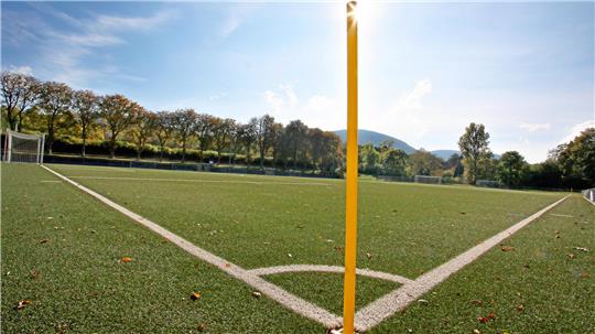 Der Kunstrasen-Platz im Osterfeld als Sanierungsfall: Zehn Jahre Spielbetrieb haben ausgereicht, um dem Untergrund den Rest zu geben.