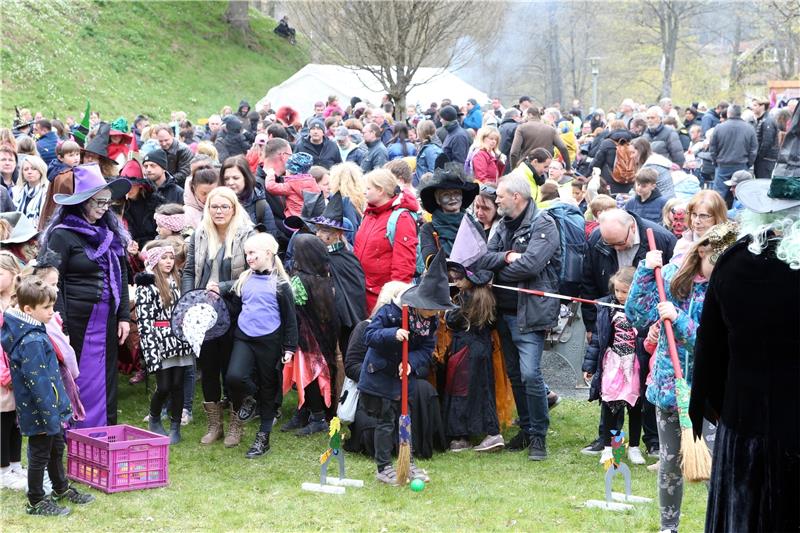 Walpurgis: In Altenau wird wieder kräftig gefeiert Der Kurpark ist den ganzen Nachmittag und Abend gut gefüllt, auch als ein leichter Nieselregen runterkommt. Fotos: Neuendorf