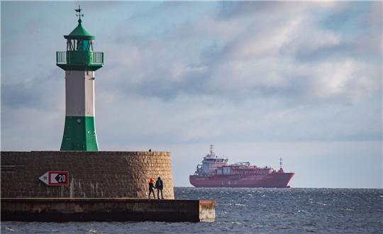 Der LNG-Shuttle-Tanker «Coral Favia» liegt vor der Hafenstadt Sassnitz vor Anker. Laut dem Investor Deutsche Regas wird das dritte Schiff erst Anlaufen, wenn eine Inbetriebnahme in Aussicht steht. Dies wird erst für Anfang 2023 erwartet.