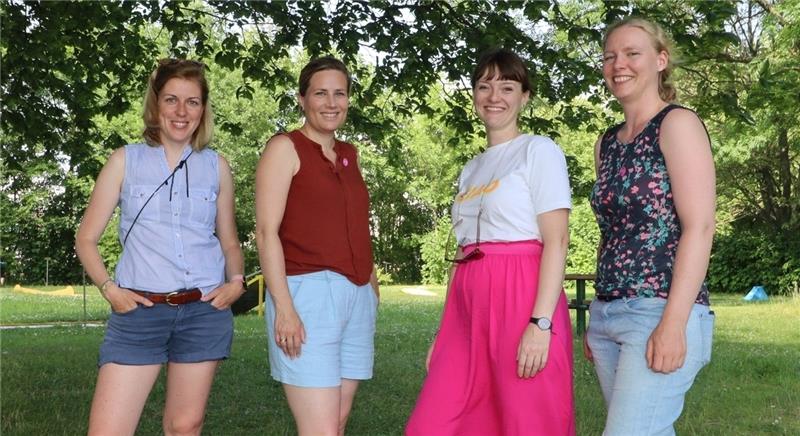 Schladener „Treff“ bietet Schwimmkurs im Freibad an Der Ladies Circle Wolfenbüttel spendet die Hälfte der Kosten für den Schwimmkurs der Schladener „Treffkinder“. Einen Schwimmbeutel erhalten sie von (v. li.) Anne Brennecke, Katharina Müller, Sara Charusta-Hoffmann und Maria Köhler überreicht. Foto: Jambrek