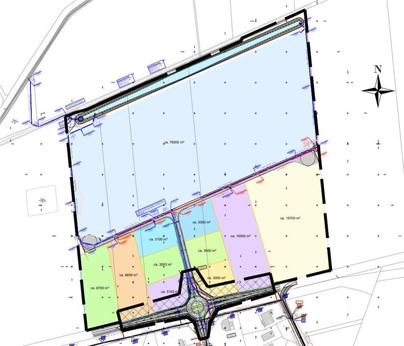 Der Lageplan zeigt unten die K46 mit dem neuen Kreisel, die T-förmige Straße im Gewerbegebiet und den möglichen Zuschnitt der Grundstücke. Oben ist auch das enorm lange Regenrückhaltebecken zu erkennen.
