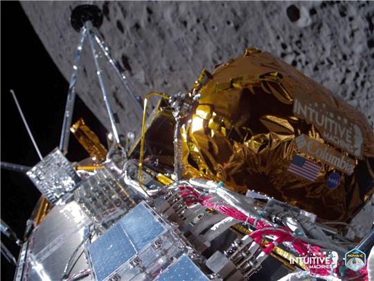 Der Lander mit dem Spitznamen «Odysseus» ist etwa so groß wie eine altmodische britische Telefonzelle, hat Aluminium-Beine, wiegt rund 700 Kilogramm und kann etwa 130 Kilogramm Ladung mitnehmen.