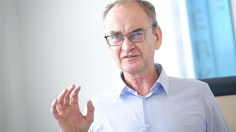 Bedeutender Fund - Kleidung aus dem 16. Jahrhundert Der Landesarchäologe Dieter Bischop unterstreicht die Bedeutung des Fundes.