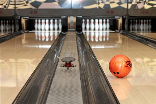 Der Landeslehrwart nennt es ein „geniales Trainingstool“: Per Lichtlaser werden im Goslarer Bowling-Center die Würfe bis aufs Kleinste vermessen. Foto: Gietemann
