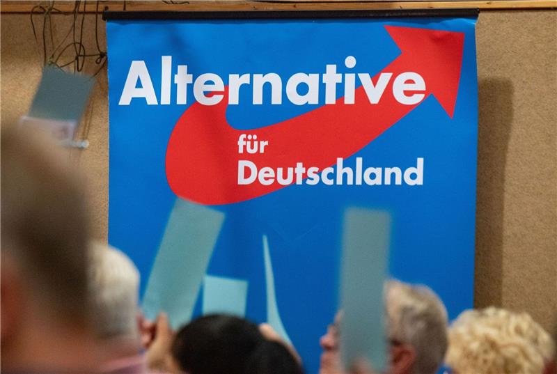 Umfrage sieht AfD in Brandenburg vor der SPD Der Landesverfassungsschutz stufte die AfD Brandenburg 2020 als rechtsextremistischen Verdachtsfall ein.