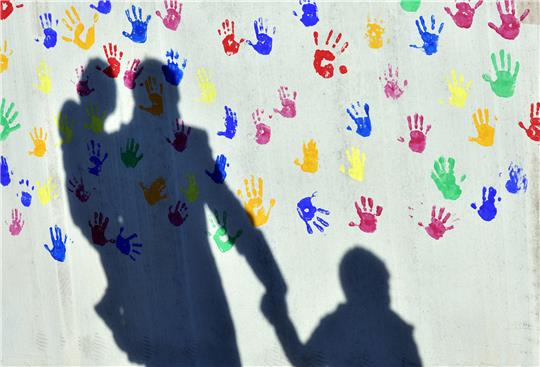 Der Landkreis Goslar sucht potenzielle Pflegefamilien. Foto: dpa