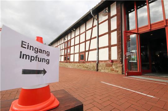 Der Landkreis Wolfenbüttel organisiert im Verlauf der Pandemie mobile Impfteams. Diese machten auch in Schladen wöchentlich Halt. Das Dorfgemeinschaftshaus bot ausreichend Platz für die erforderlichen Sicherheitsabstände. Archivfoto: Gereke