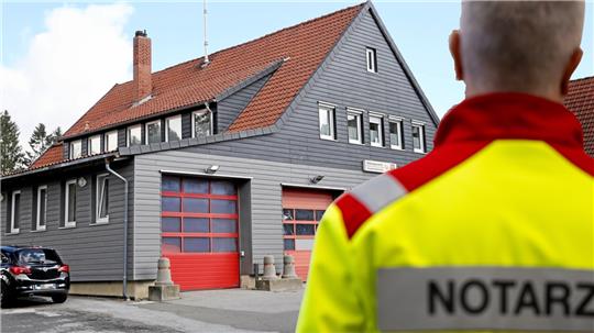 Der Landkreis zieht den Notarzt aus der Wache in Clausthal-Zellerfeld ab. Die Politik erfährt davon aus der Zeitung. Fotos: Neuendorf/picture alliance/dpa