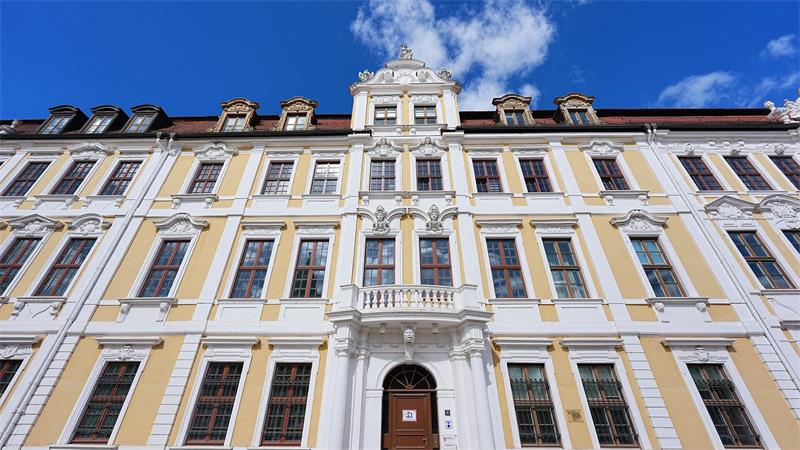 AfD strebt nach Wahl-Triumph an die Macht in Sachsen-Anhalt Der Landtag hat regulär 83 Sitze, durch Ausgleichs- und Überhangmandate können es aber mehr sein.