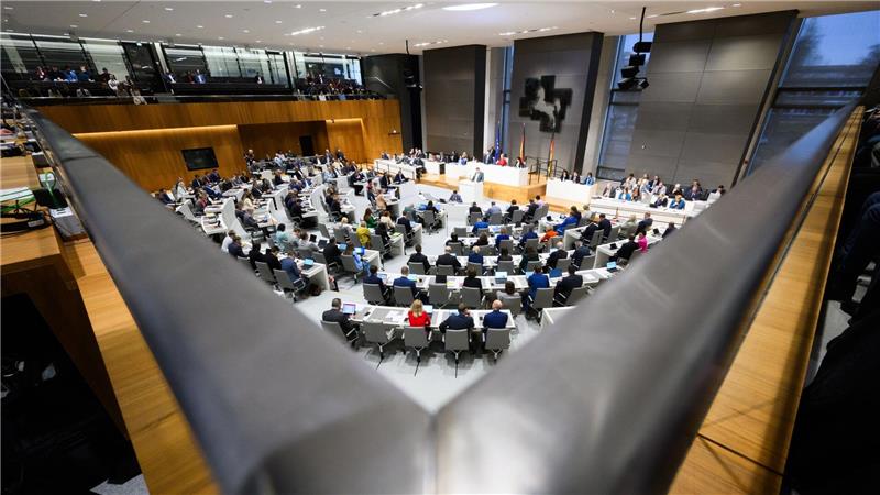 Landtag diskutiert über Erleichterung von Bauvorschriften Der Landtag in Niedersachsen kommt zu seiner 63. Sitzung zusammen.