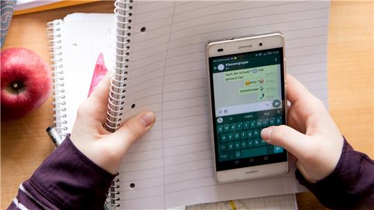 Der Landtag streitet: Wie viel Handy sollte an Schulen erlaubt sein? (Symbolbild)