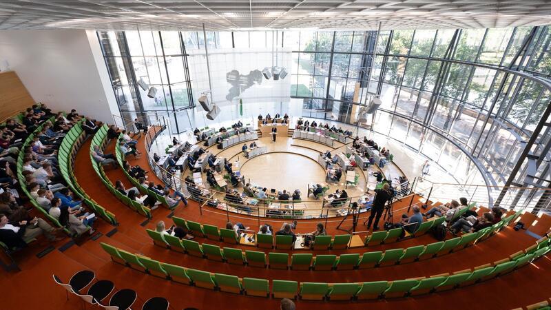 Sachsen: Politologe hält Drei-Parteien-Parlament für möglich Der Landtag von Sachsen: Sitzen hier künftig nur drei Parteien?