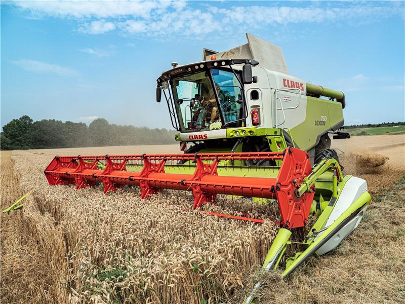 Moderne Landwirtschaft: Wo Drohnen auf den Feldern helfen Der Landwirt war am Sonnabend bei der Ernte mit beiden Beinen in die Maschine geraten. Symbolfoto: Privat