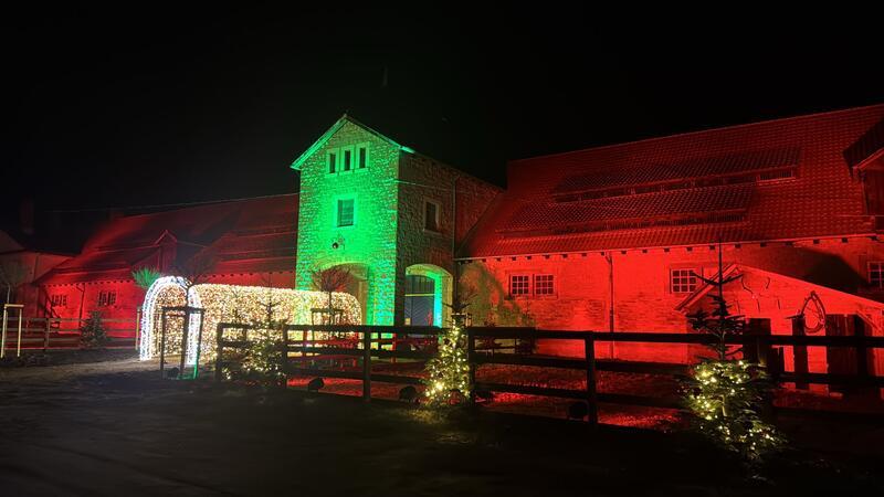 Der Lange Stall auf dem Harzburger Gestüt leuchtet bereits weihnachtlich. Vor dem Eingang findet sich ein Lichttunnel, einer von mehreren Foto-Spots.