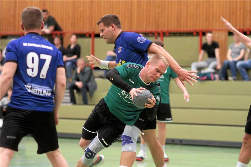 HSG Langelsheim/Astfeld ganz locker auf Platz zwei Der Langelsheimer Dennis Seifert setzt sich am Kreis gegen seinen Gegenspieler durch. Für ihn und sein Team ist das Spiel gegen die SG Zweidorf/Bortfeld II eine klare Angelegenheit. Foto: Gietemann