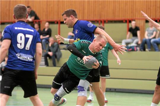 Der Langelsheimer Dennis Seifert setzt sich am Kreis gegen seinen Gegenspieler durch. Für ihn und sein Team ist das Spiel gegen die SG Zweidorf/Bortfeld II eine klare Angelegenheit. Foto: Gietemann