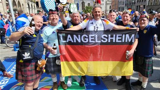 Der Langelsheimer EM-Fahrer Andreas Peinemann wird in der Münchner City von den schottischen Fans ehrenhalber zum Highlander ernannt.