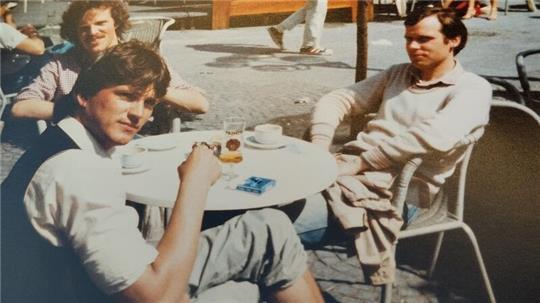 Der Langelsheimer Fußballfan Karsten Behr (vorne im Bild) beim Zwischenstopp auf dem Weg zum Spiel der Deutschen Nationalmannschaft in der französischen Stadt Lens am 17. Juni 1984.