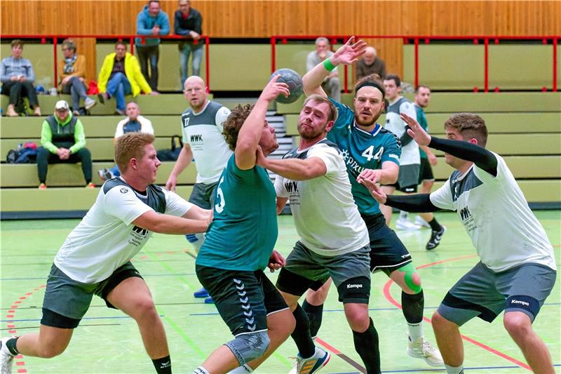 Der Langelsheimer Nicolas Eberhardt (2.v.l.), der auf vier Treffer kommt, wird von den drei Liebenburgern Fabian Matthes (3.v.r), Jannik Fürst (re.) und Elias Manczak (li.) am Pass gehindert. Foto: Drechsler
