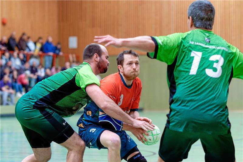 Der Langelsheimer Niklas Ermrich (l.) versucht, Hornburgs Lukas Tappe den Ball aus der Hand zu drücken. Möglicherweise stehen sich beide Teams auch in der kommenden Saison wieder gegenüber.  Foto: Drechsler