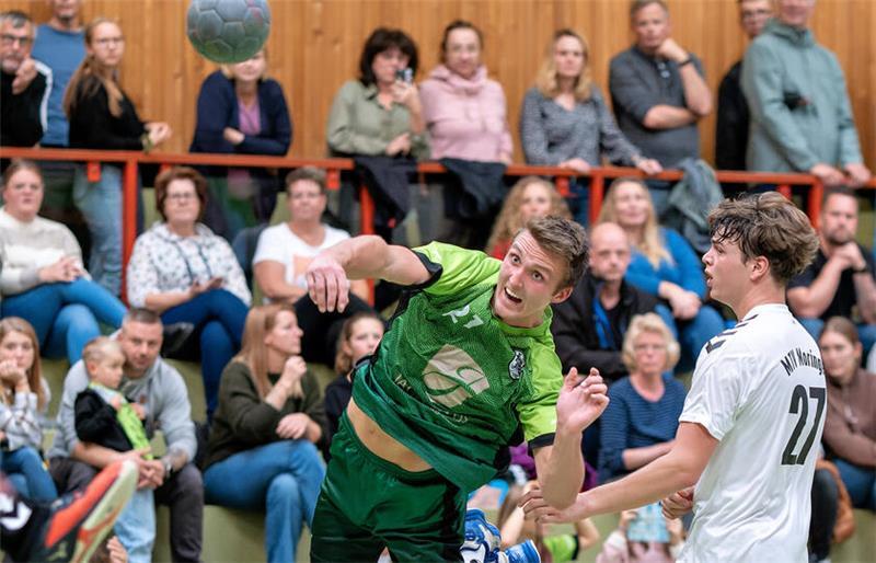 Starke Nordharzer: Drei Auswärtsspiele, drei Siege Der Langelsheimer Tristan Pahlen macht nicht nur in der Abwehr einen erstklassigen Job, sondern steuerte auch drei Tore zum Sieg bei der HSG Schoningen/Uslar/Wiensen bei.