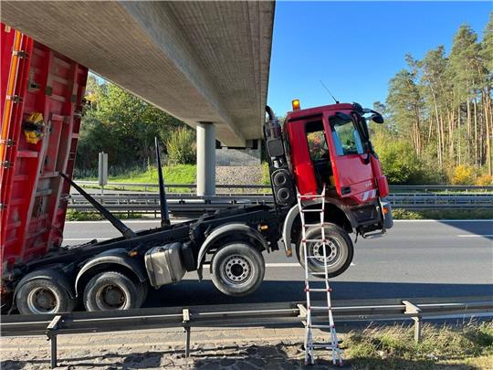 Der Laster auf der A 73 bei Strullendorf (Landkreis Bamberg) mit ausgefahrener Ladefläche.