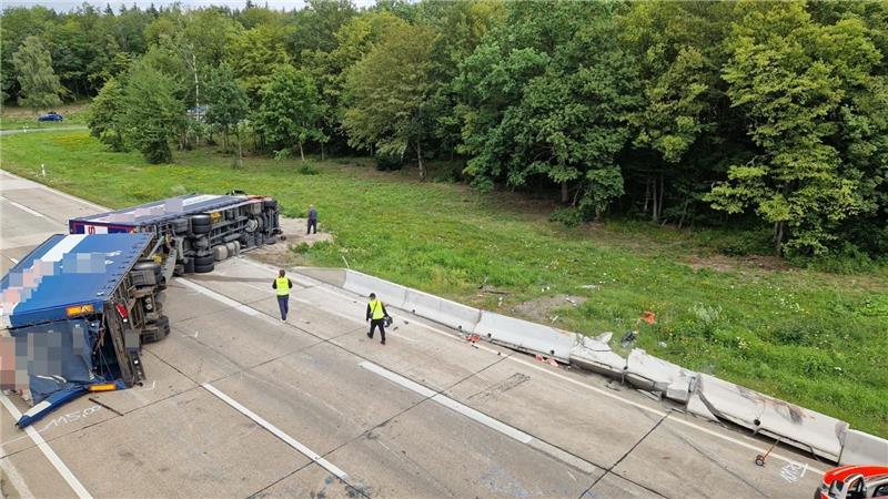 A7 bei Derneburg: Fahrbahn seit Donnerstagabend wieder frei Der Laster liegt über alle drei Fahrstreifen verteilt auf der A7. Foto: Mark Gebel