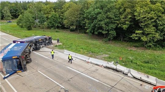 Der Laster liegt über alle drei Fahrstreifen verteilt auf der A7. Foto: Mark Gebel