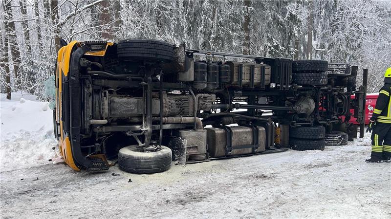 Das Foto zeigt einen Lastwagen, der auf der Seite liegt.