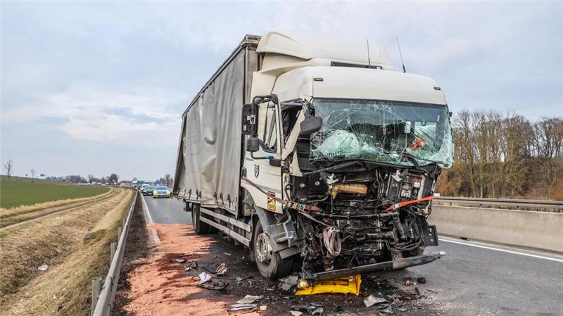 Der Lastwagen wurde durch den Aufprall stark beschädigt.
