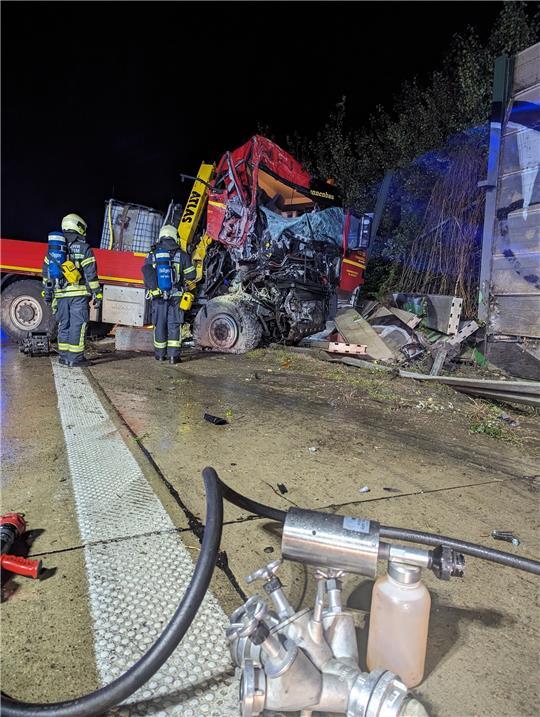 Der Lastwagen wurde völlig zerstört. Foto: Berufsfeuerwehr Hildesheim