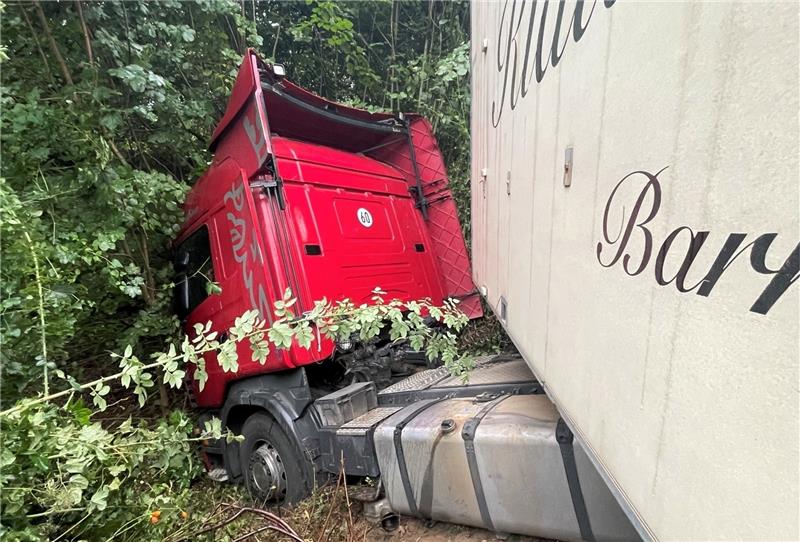 Lastzug kommt bei Hornburg von B82 ab und landet in Böschung Der Lastzug steht nach dem Unfall im Gebüsch einer Böschung an der Schladener Straße/Bundesstraße 82. Foto: Feuerwehr Hornburg
