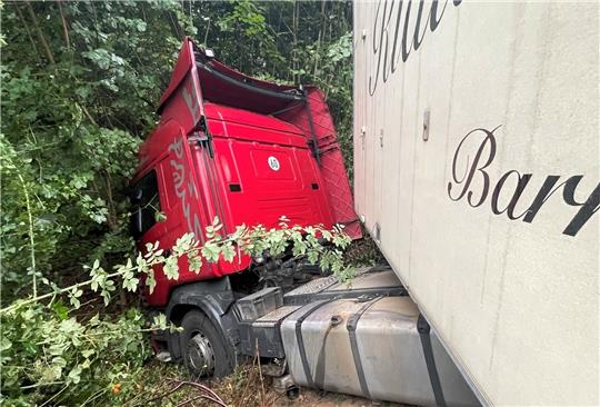 Der Lastzug steht nach dem Unfall im Gebüsch einer Böschung an der Schladener Straße/Bundesstraße 82.  Foto: Feuerwehr Hornburg