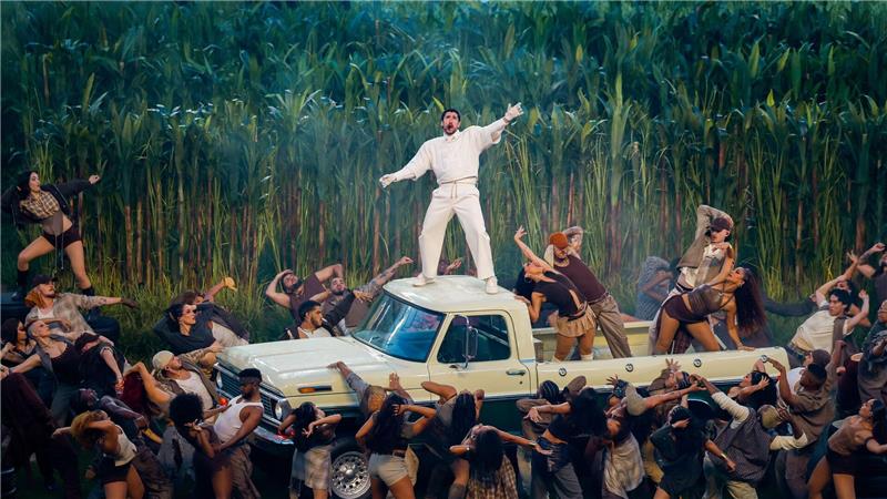 Der Latin-Künstler inszenierte auf der großen Bühne eine riesige Tanzparty.