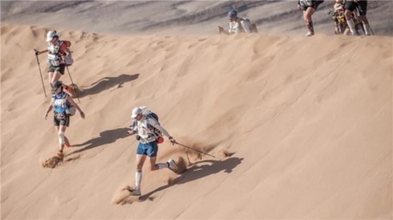 Läufer in der Wüste.