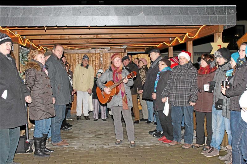 Der „Lebendige Adventskalender“ in Harlingerode: Gemeinsam wird gesungen und auf das Weihnachtsereignis eingestimmt. Foto: GZ-Archiv