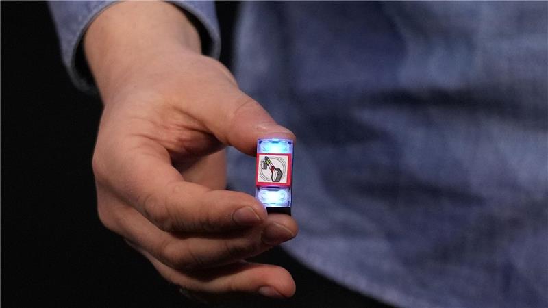 Der „Lego Smart Brick“ verfügt über einen Lautsprecher, LED-Leuchten und einen winzigen Chip, der andere Smart Bricks und Minifiguren erkennen und mit ihnen interagieren kann.