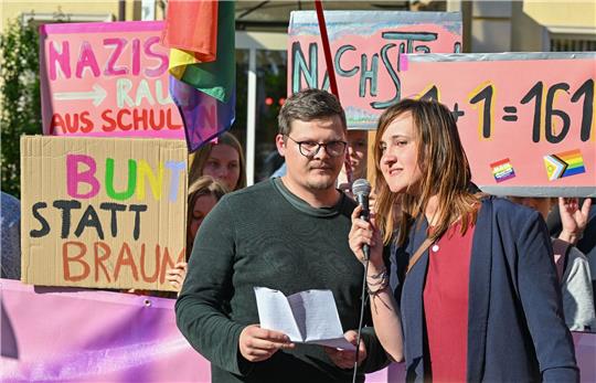 Der Lehrer Max Teske und seine Kollegin Laura Nickel verlassen nach rechten Anfeindungen ihre Schule im Spreewald.