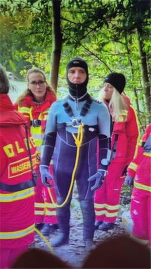 Lokale Rettungskräfte leisten Hilfe im Landeseinsatzzug Der Lehrtaucher Ulrich Günzler aus Langelsheim fungierte als Sicherungstaucher.