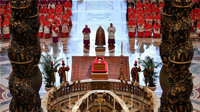 Der Leichnam des toten Papstes ist noch bis Freitagabend im Petersdom aufgebahrt.